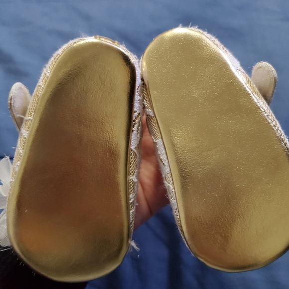 Cute Gold shoes - Picture 3 of 3